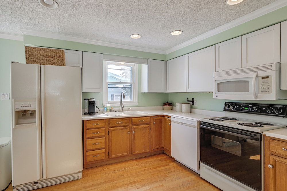 Coastal Retreat w/ Large Yard < 1 Mi to Dtwn Saco!