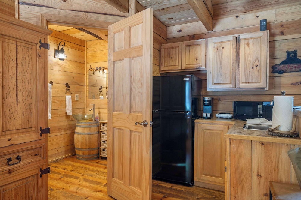 Antlers Lodge - Cabin for 4