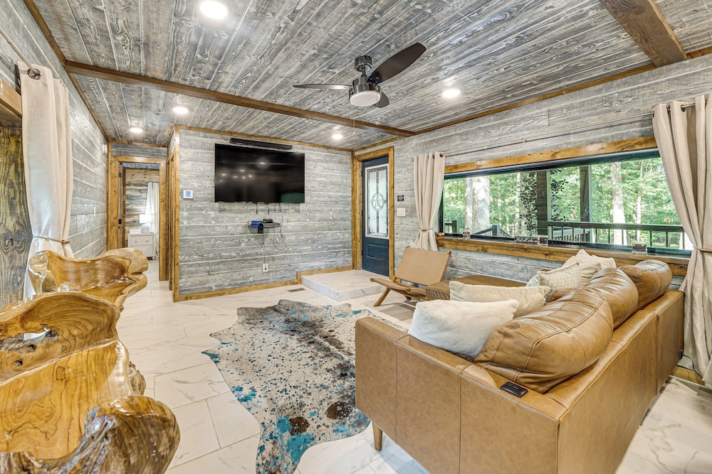 Hike, Fish & Unwind: Cabin w/ Yard in Broken Bow!