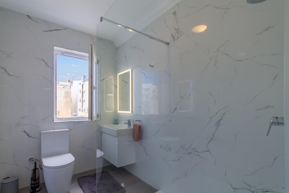 Sunny Penthouse Modern 2 bdr - Sliema