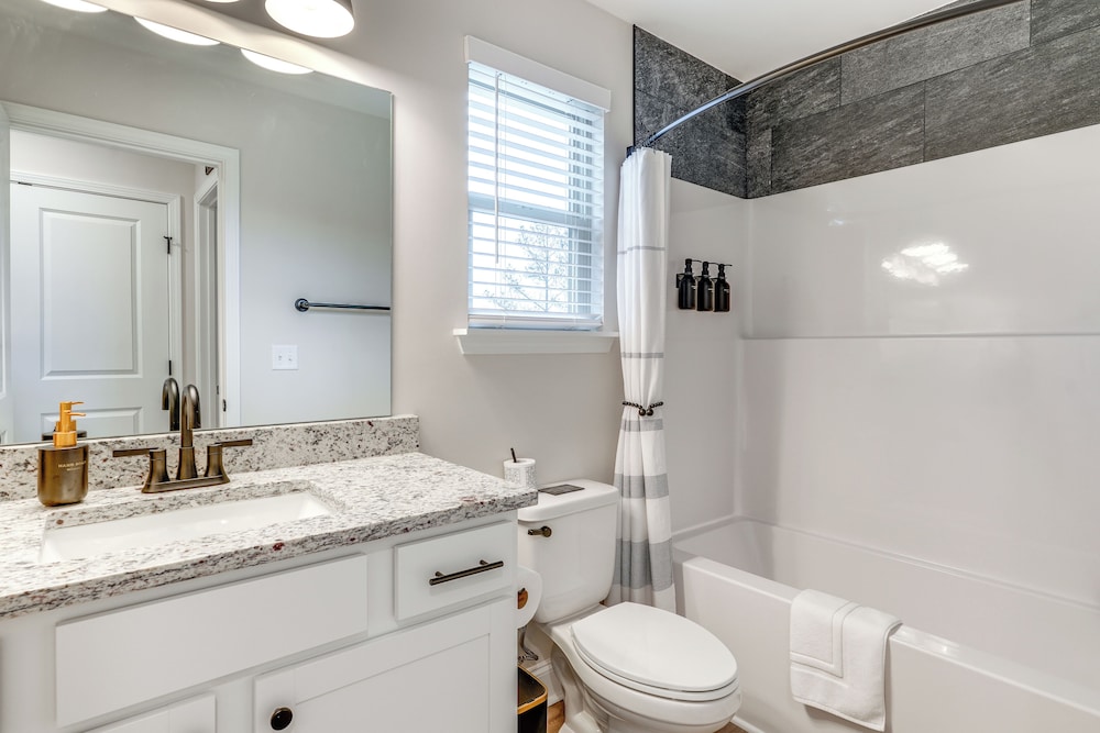 Ideal Location & Mountain Views: Chattanooga Home!