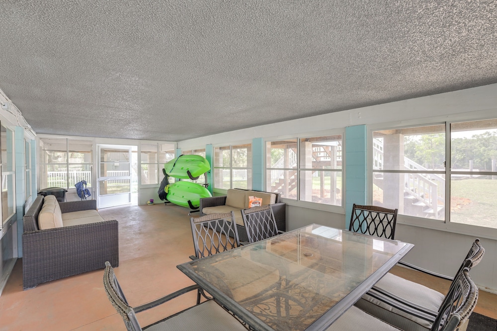 Suwannee River Retreat: Dock & Screened Porch!