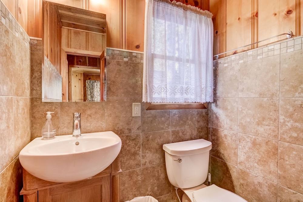 3993c Cedar Lake Tahoe 2 Bedroom Cabin by RedAwning view 3