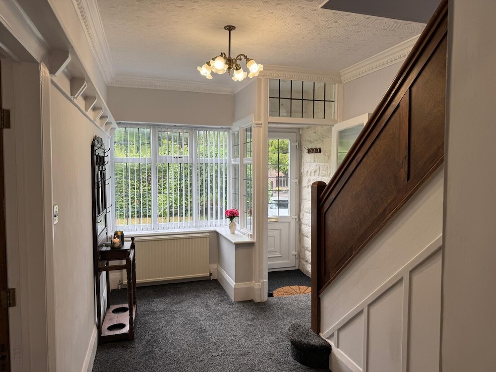 Buxton 5-bed Retreat - Sleeps 11, Parking & Garden