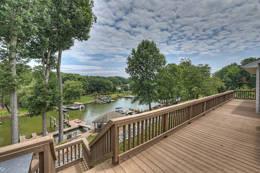 Shades of Summer by Avantstay Gazebo Dock View