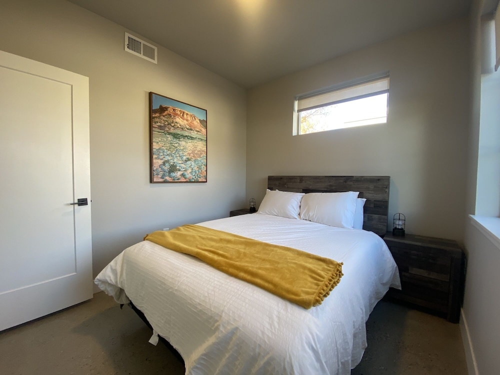 Old Town Modern New Build: Rftp Spa W/ Mtn Views! view 4