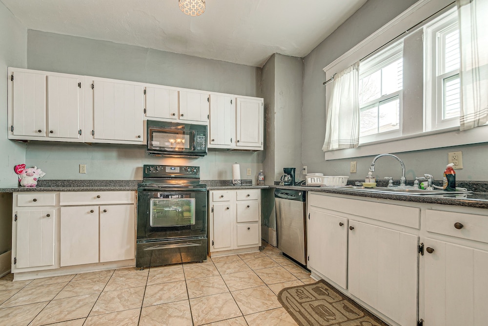 Family Retreat w/ Yard < 1 Mi to Dtwn Durham!