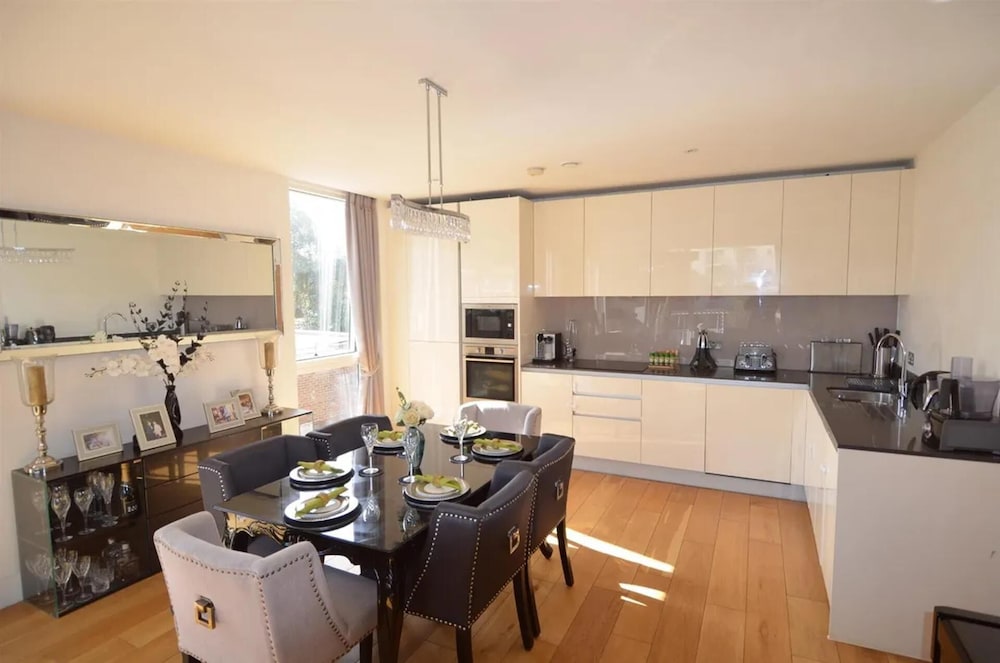 Luxury 3-bed Top Floor Penthouse in Brentford view 4