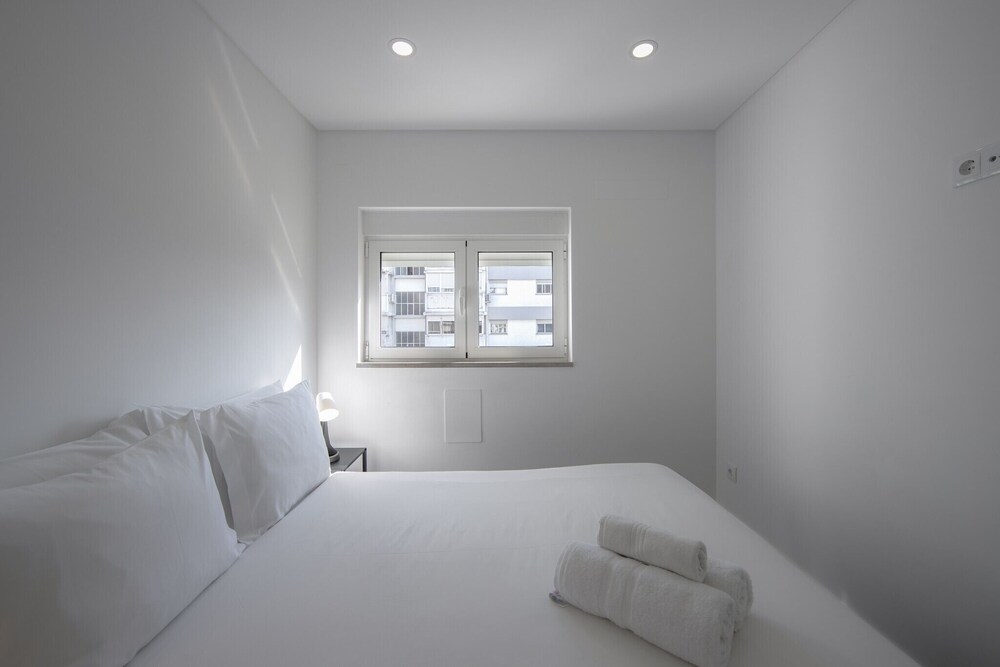 Olivais Modern by Homing