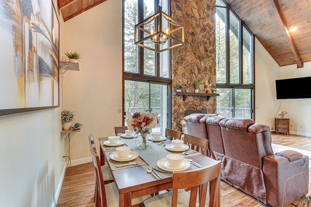 Private Cabin w/ Forest Views & Grill in Lakehead!