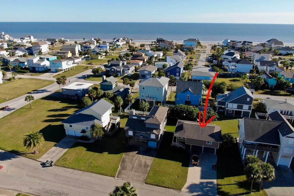 Steps to Beach: Home w/ Deck in Galveston! view 2