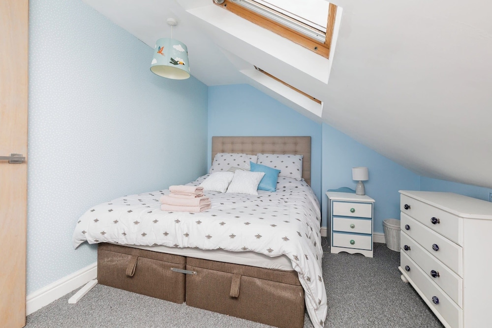 Spacious 6-bed Family Retreat Bristol view 4