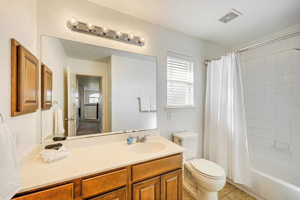 5 Mi to Randolph Afb: Spacious Cibolo Haven!