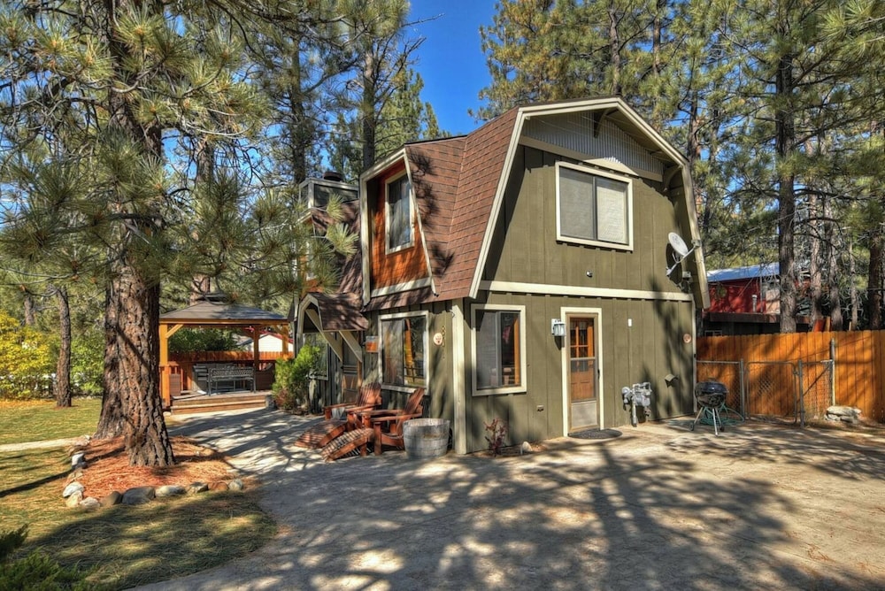 88 Acres Cottage in Big Bear w HotTub