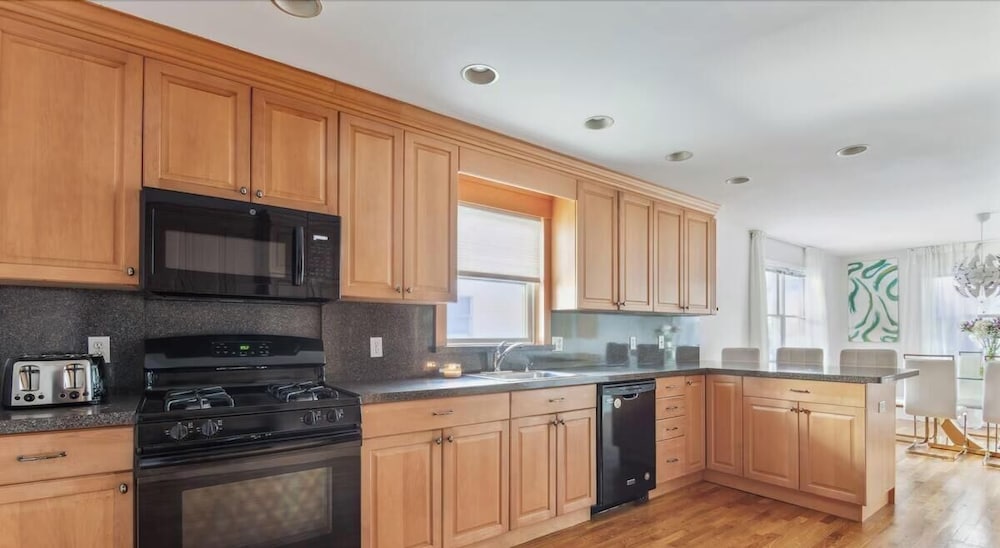 Luxury 3BR Home Game Room Free Parking