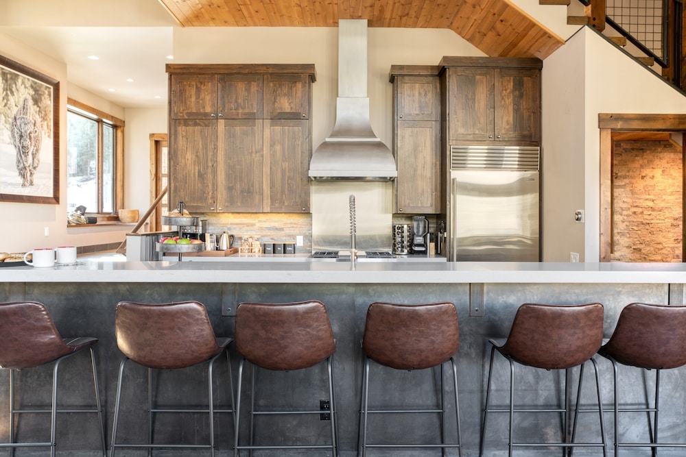 Apex by Avantstay Cozy Expansive Mountain Home Close to the Slopes w/ Hot Tub! view 4