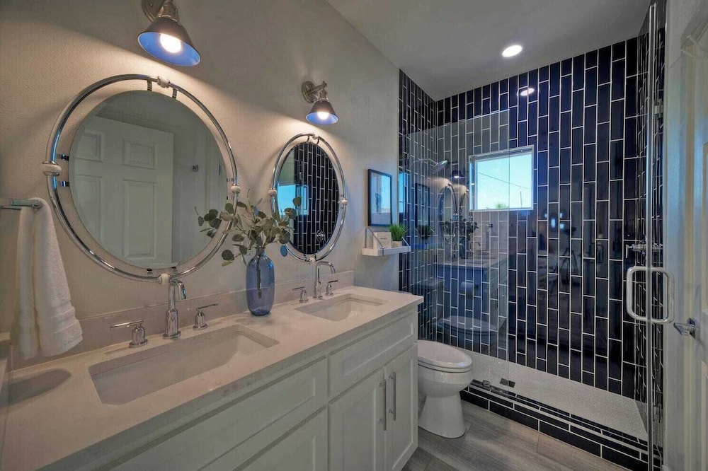 Sleeps 24 2 Homes, Walk to the Beach, Private Pools, Fire Pit, Modern Design