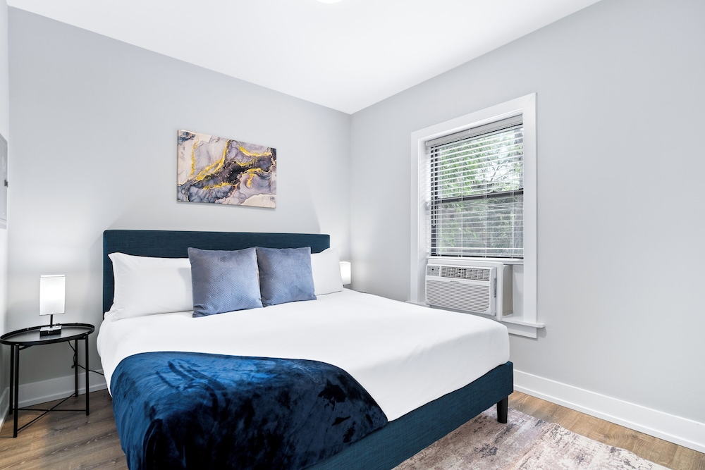 Stylish 1BR in Lakeview - Brompton 1 rep