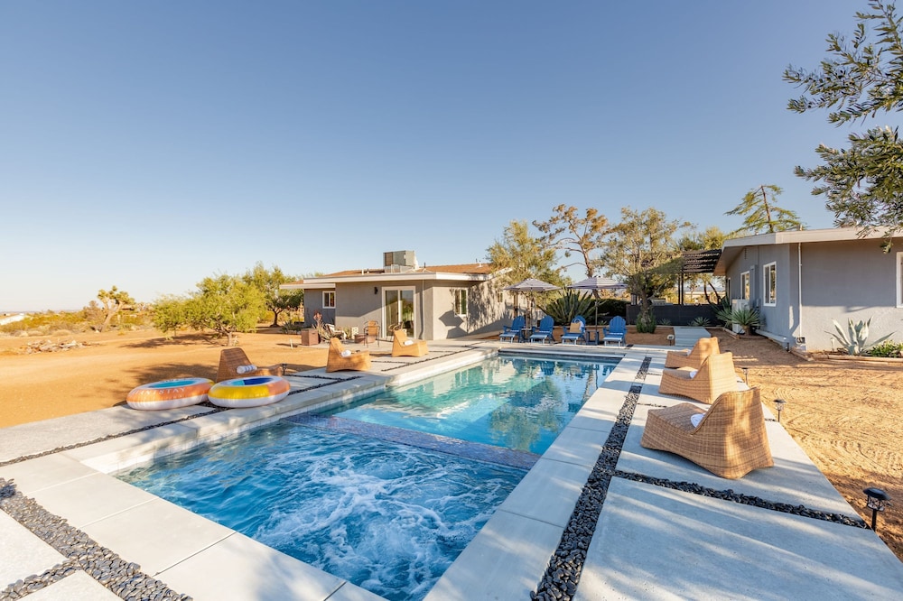 Sunset Grove Two Beautiful Homes w Private Pool