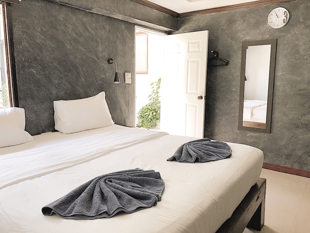 The Reef Hotel & Studios