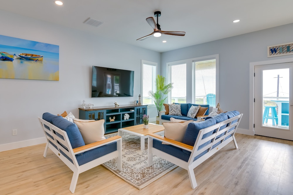 Steps to Beach: Vibrant House in Galveston!