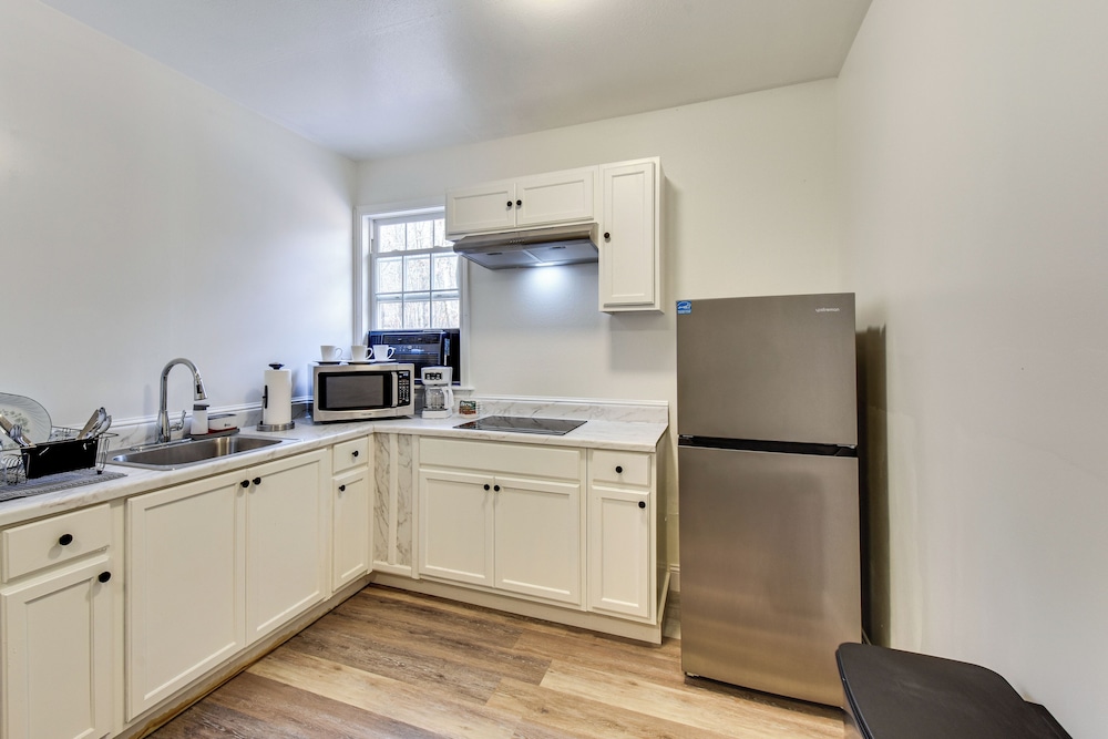 Hike & Sip in North Georgia: Apartment w/ Deck