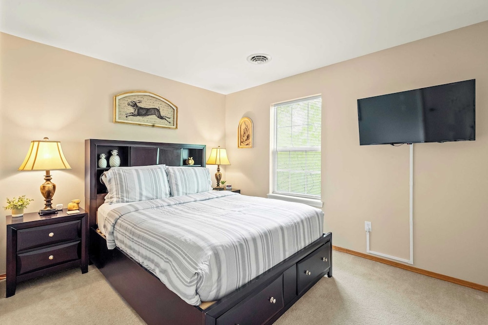Lakeview Retreat w/ Kayaks, Game Room, Firepits Gated Community w/ Lake + Beach Access