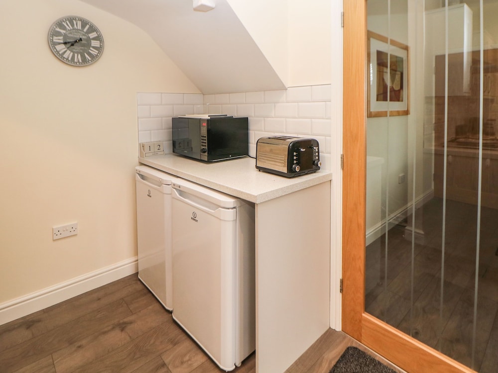 1 Knowleston House