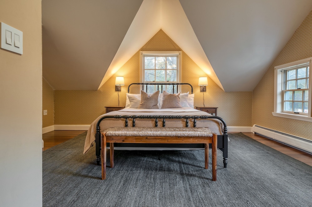 Cortland by Avantstay Charming Heritage Estate w Private Lake Pool