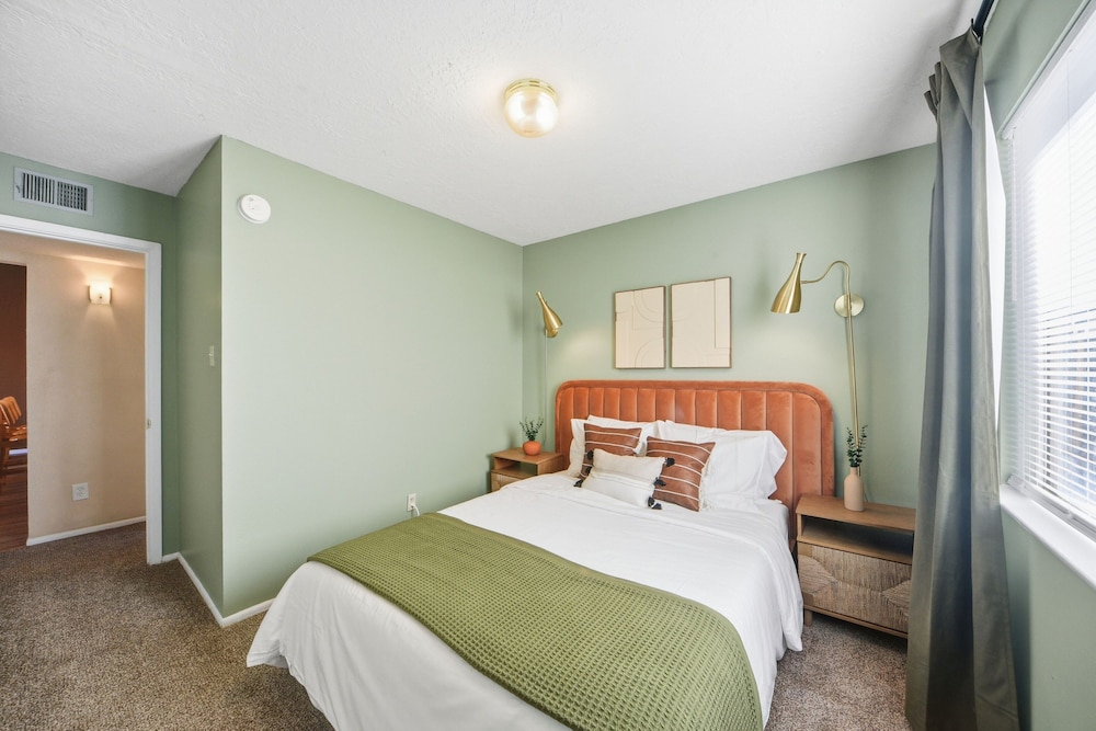 Albuquerque Escape Hot Tub + Atrium 4 Bedroom Home