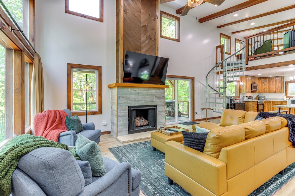 4 Mi to Dtwn Ellijay: Cabin w/ Pool & River Access