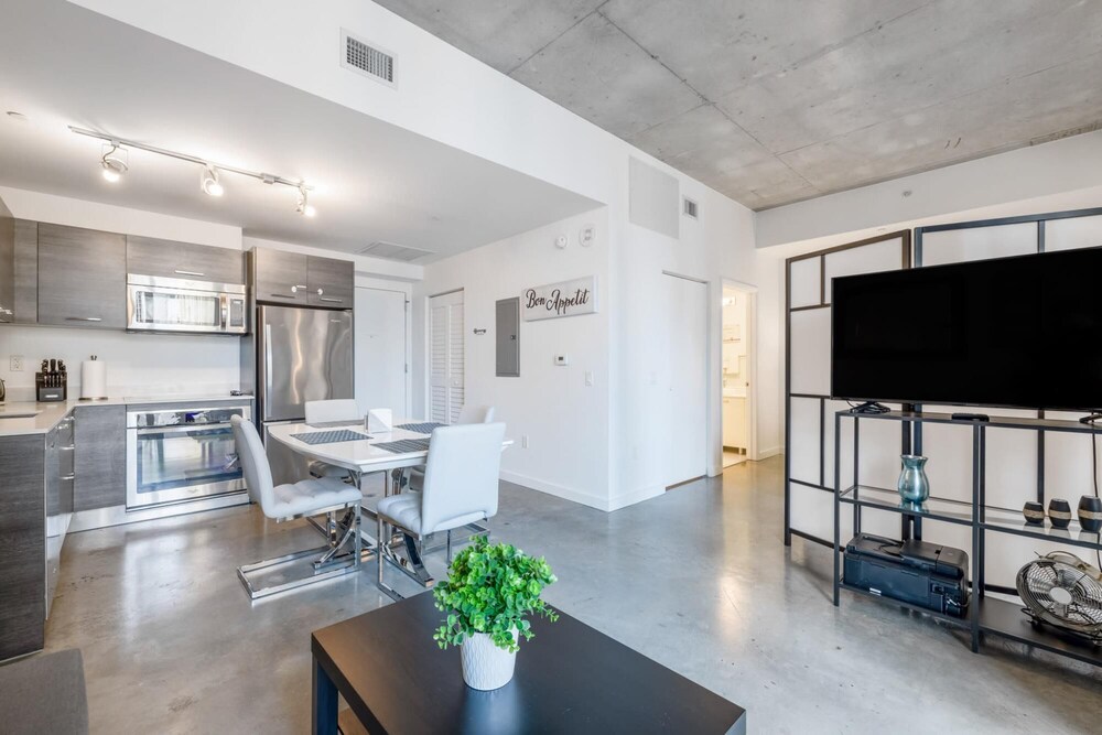 Cozy Downtown Pad- Luxe Rooftop Pool gym and More