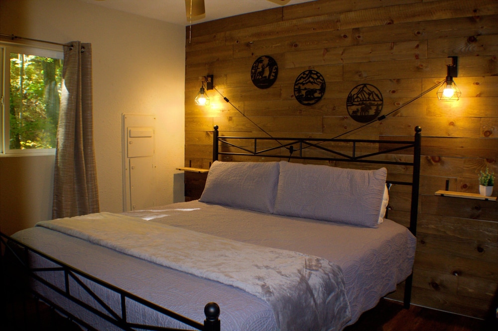 Scenic Solitude 3 Bedroom Cabin