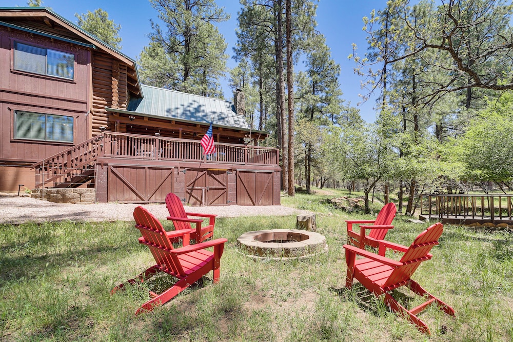 Covered Deck, Private Acreage: Log Cabin in Pine