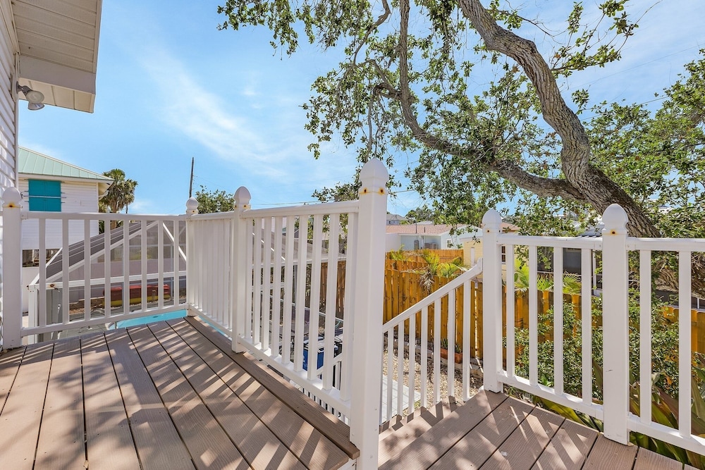 140 Barefoot Bungalow: 4br/2ba W/ Heated Pool! 4 Bedroom Home