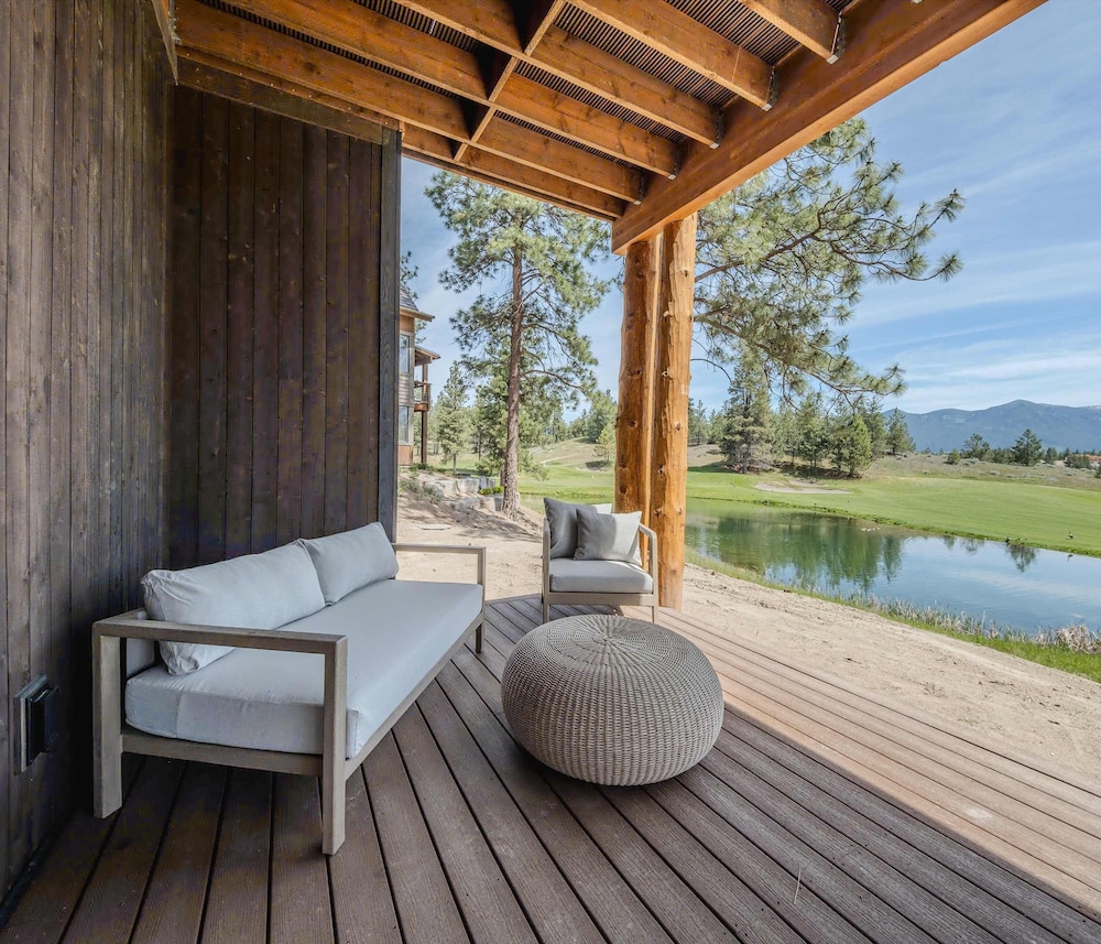 Home on the 10th Hole Home for 8 With Incredible Views & Hot Tub