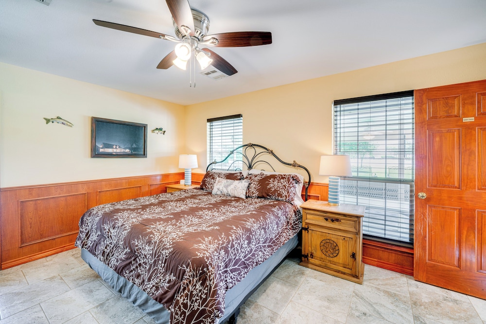 Sunrise Cove RC Llc: Lakefront Home w/ 2 Casitas!