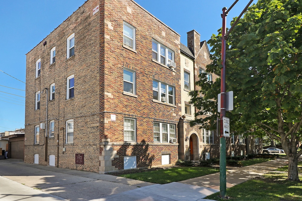 Contemporary Cragin 1BR Apt in Lockwood view 4