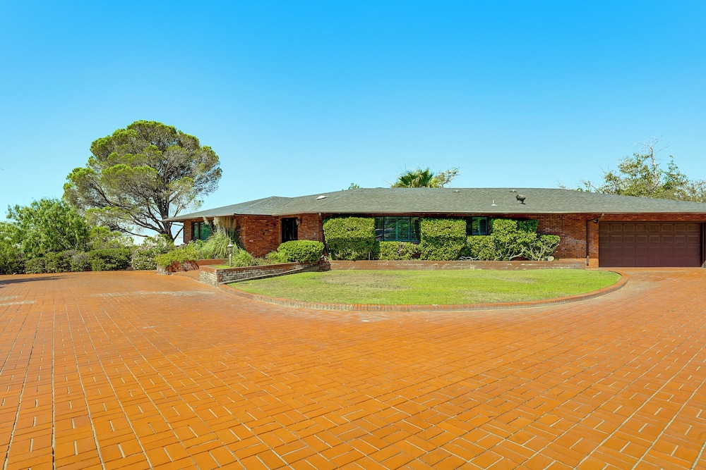 Centrally Located Mtn-view Escape in El Paso!