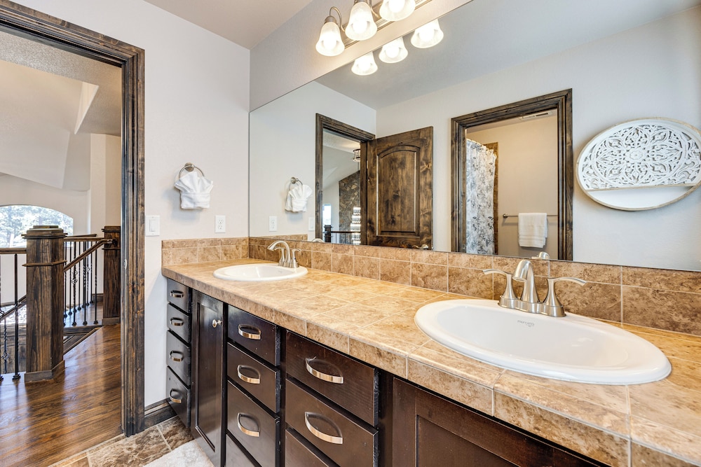 Hot Tub & Games Galore! Colorado Springs Retreat