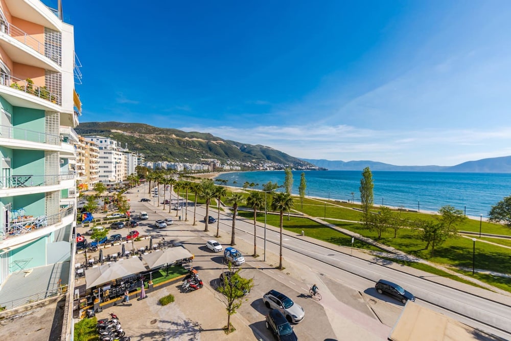 Beachfront Apartment - Near Beach City