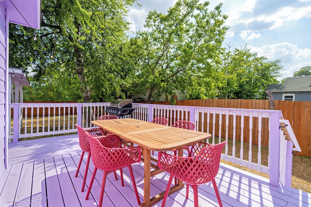 Walk to Alamodome! Stylish Home w/ Private Parking