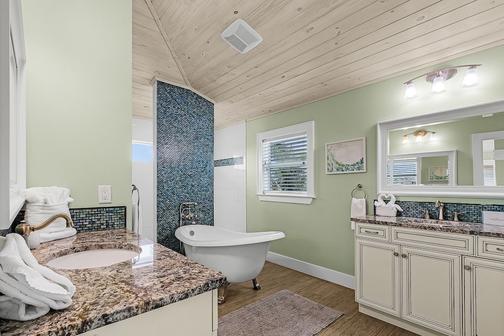 571 Seabatical: Canal Front With Pool! 5 Bedroom Home