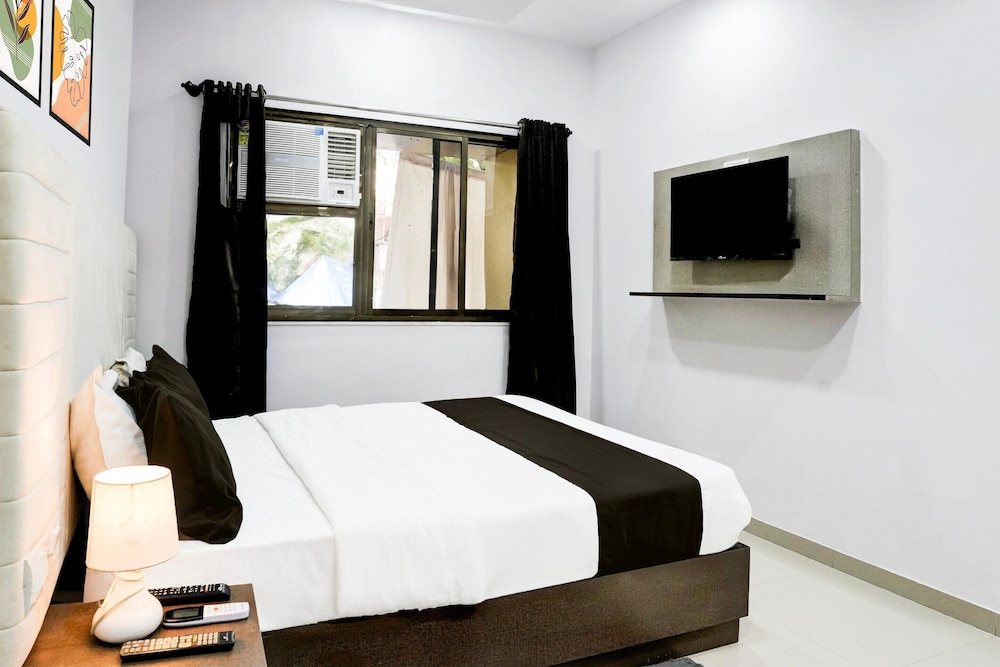 Cozy Deluxe Room Near Juhu Beach Mumbai