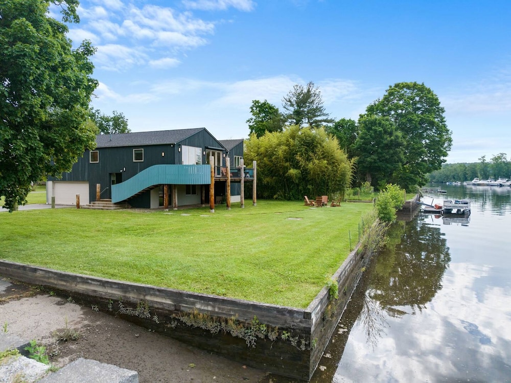 Mod Artist Home With River Views