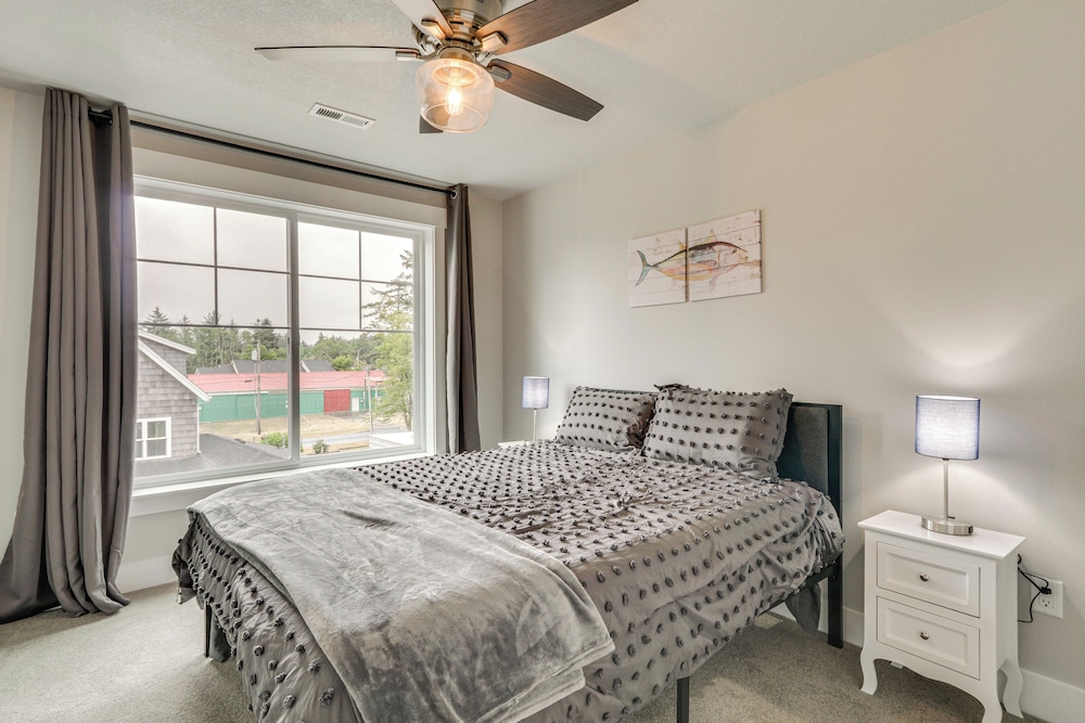 Columbia River Views: Spacious Hammond Getaway!