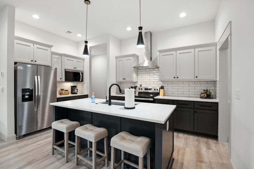 Brand New Cool Comfy Lawrence Retreat 3 Bedroom Duplex