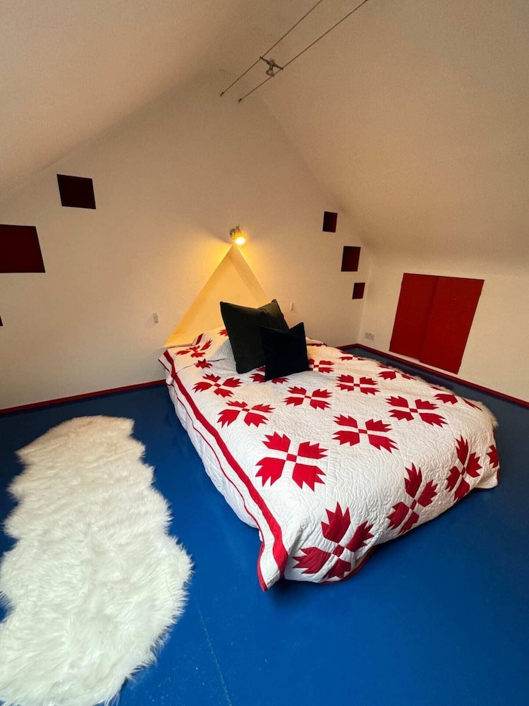 Spacious 4BD Family Home With Gardenkensal Green!