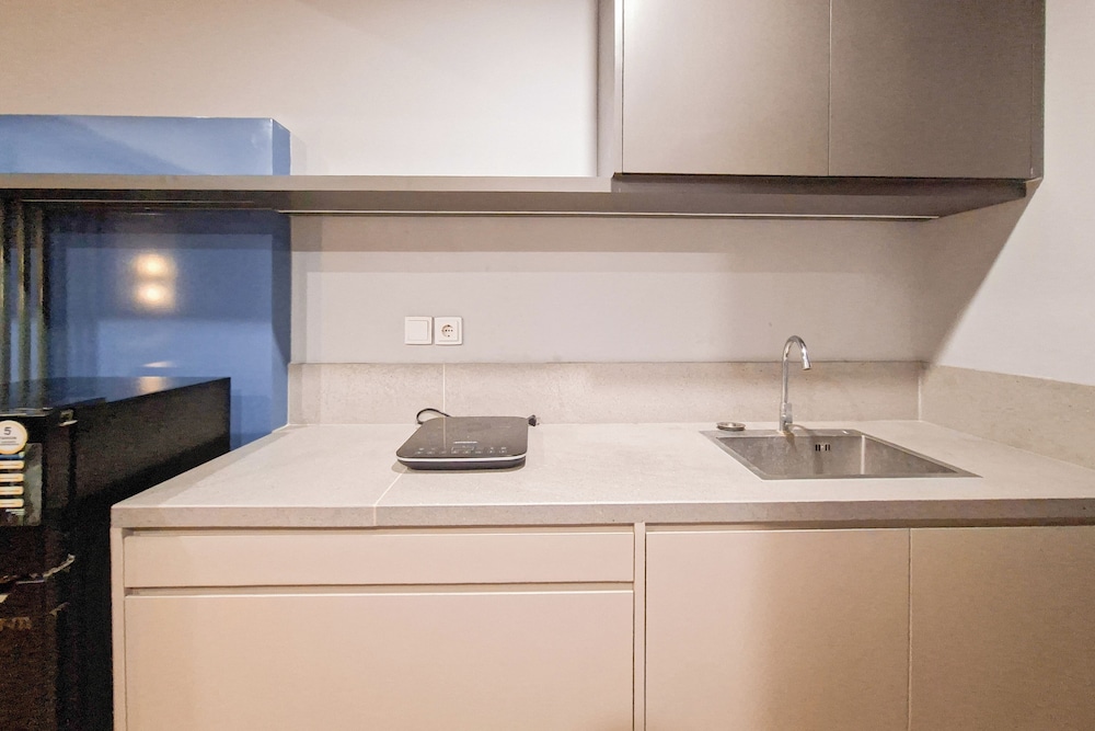 Well Furnished 1Br At Collins Boulevard Apartment