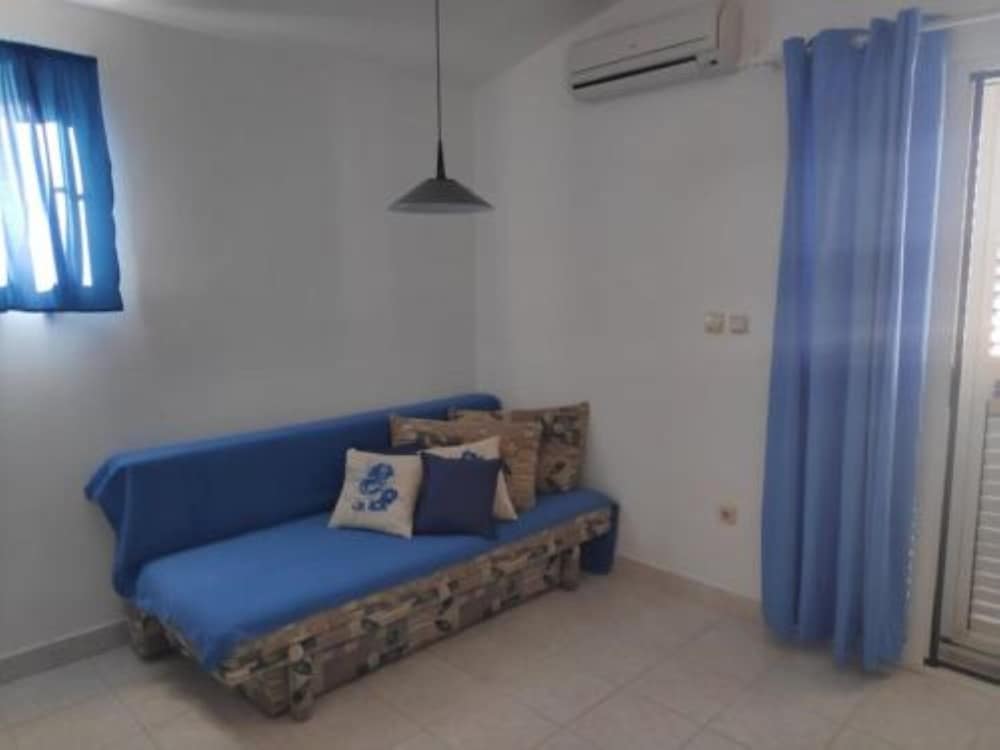 Jadranka - Free Parking and Grill - A2-blue view 2